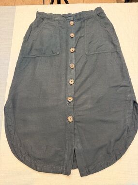 Postmark by Anthropologie Button-Front  Midi Skirt in black side pockets size 2